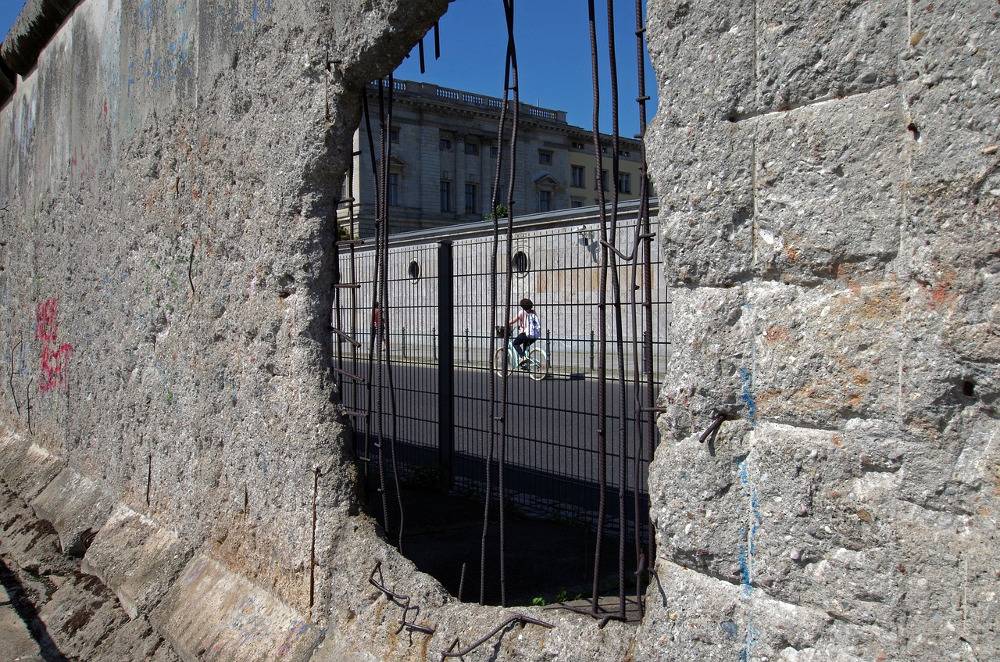 Берлинская стена и 8 марта